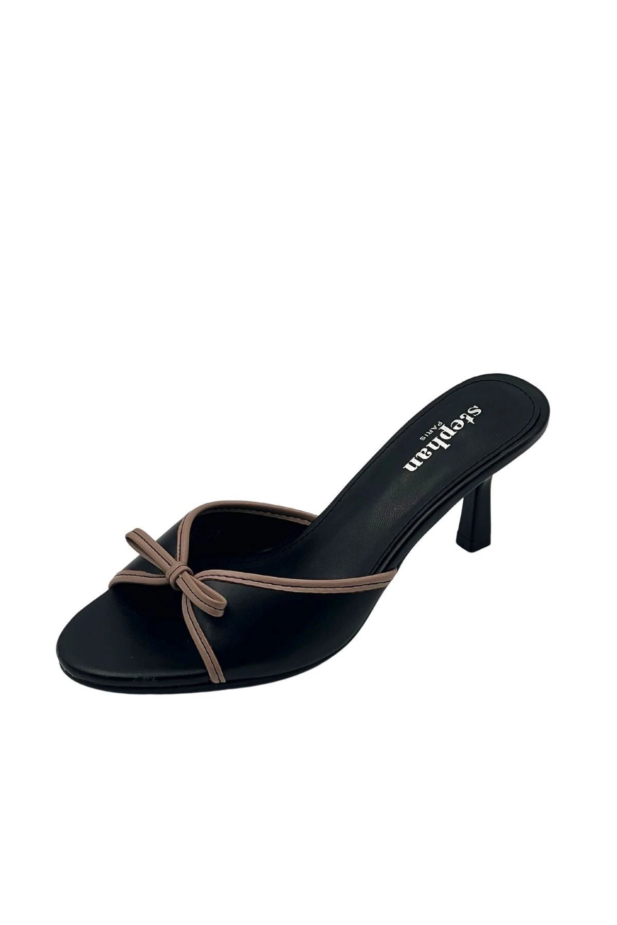 Chic leather sandal with node detail